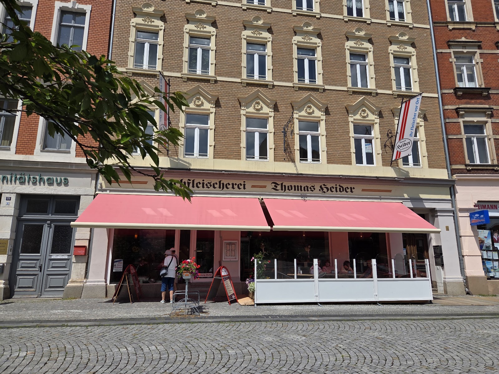 Fachfleischerei Thomas Heider, Schaufenster mit roter Markise an der Bahnhofstraße in Löbau