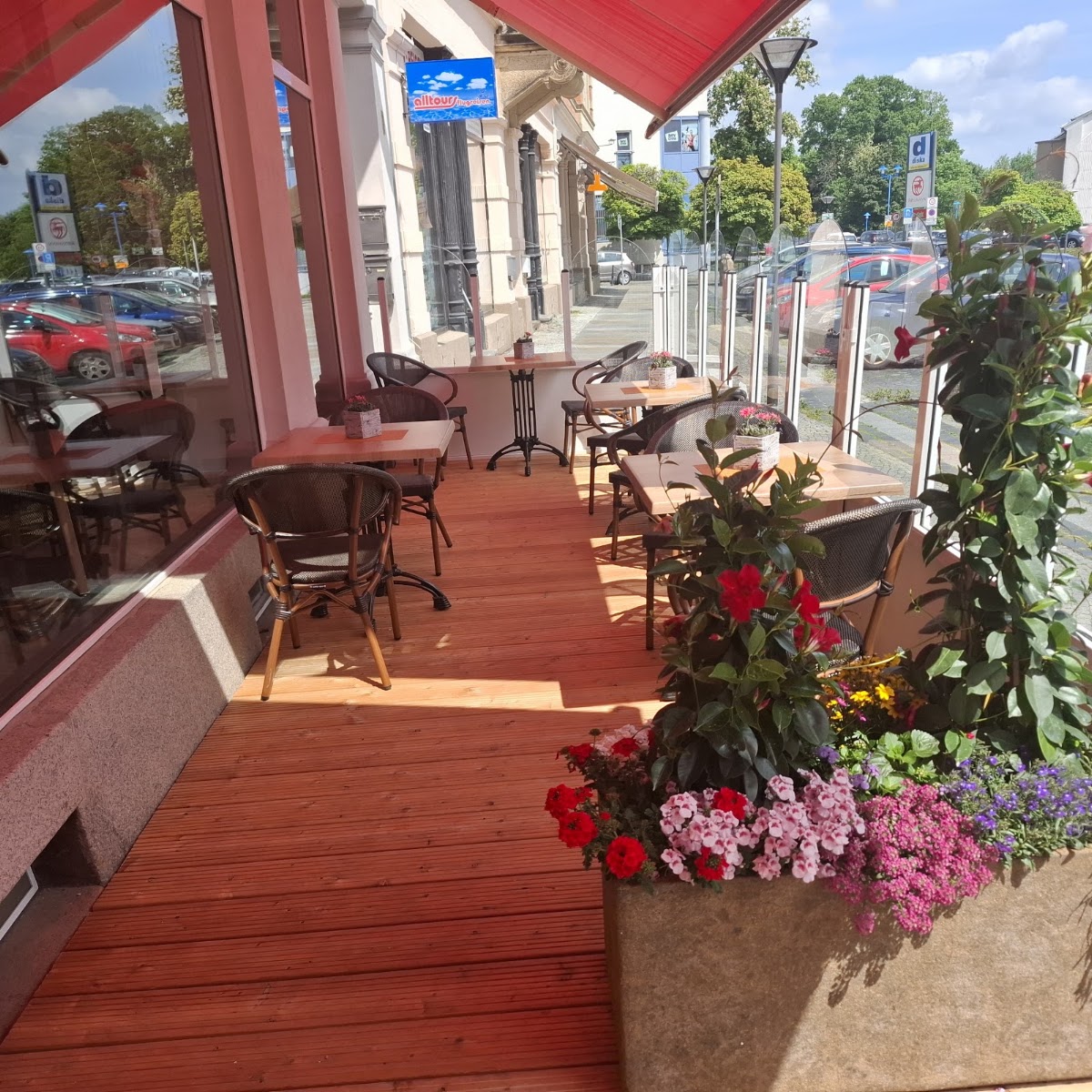 Terrasse mit Sitzplätzen vor der Fleischerei